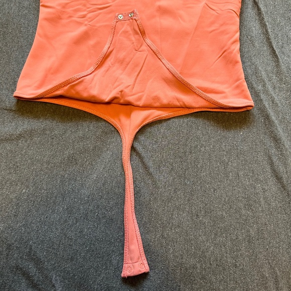 Babaton Contour Crew Shortsleeve Bodysuit - Picture 2 of 7